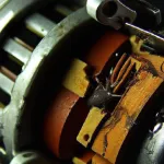 Regulator napięcia alternatora – objawy uszkodzenia i wymiana